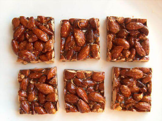 Croccante alle mandorle: dolce con mandorle caramellate su base croccante.