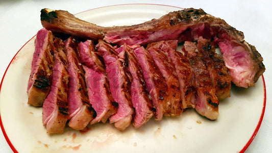 Costata di manzo alla massaia: carne succulenta e tenera, tagliata a fette, pronta da gustare.