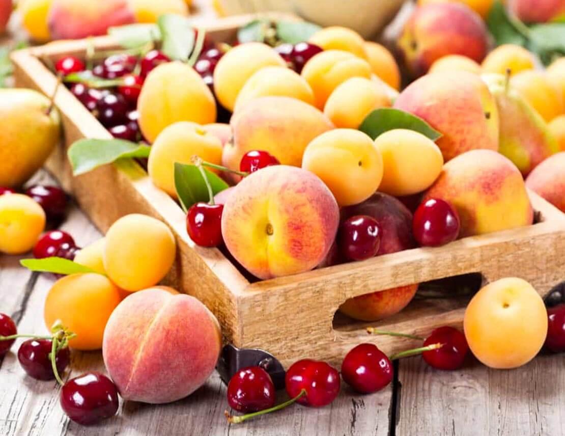 Cassetta Mix Frutta di Stagione con pesche, albicocche e ciliegie fresche appena raccolte.