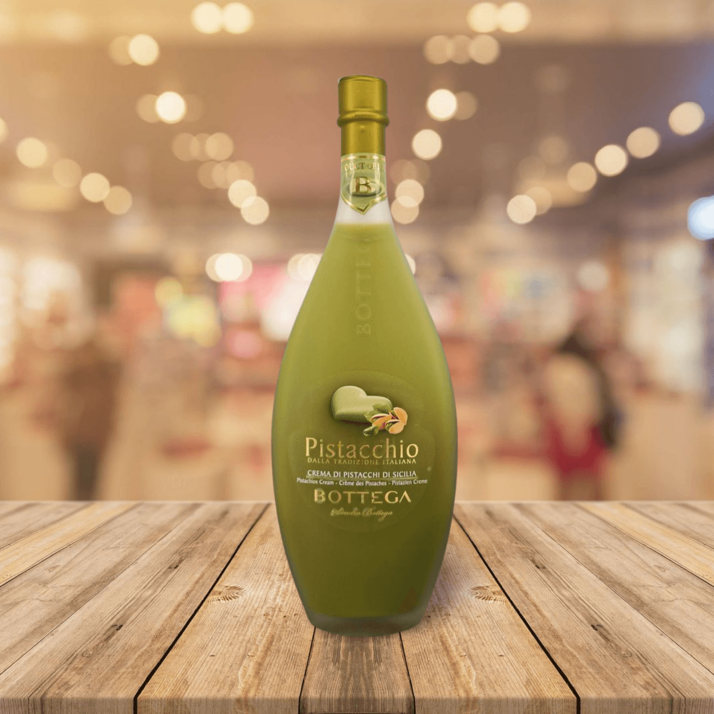 Bottiglia di Liquore Crema di Pistacchio di Sicilia 50 cl su tavolo di legno, sfondo sfocato di negozio.