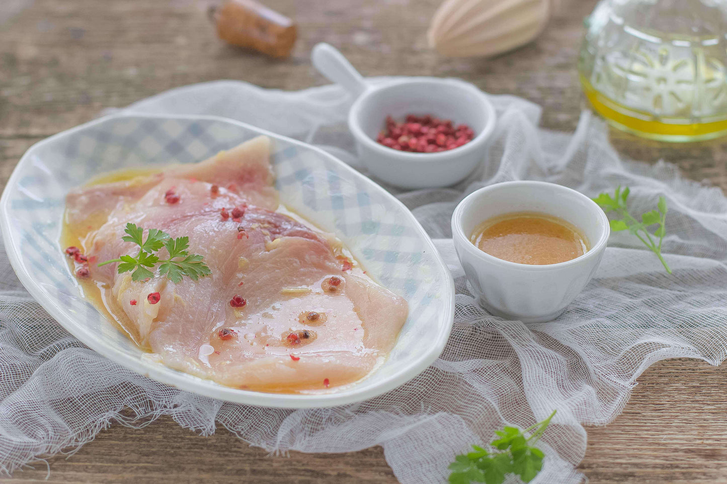 Fette di pesce spada marinato con spezie e condimenti, servito in piatto bianco, confezione da 500 gr.