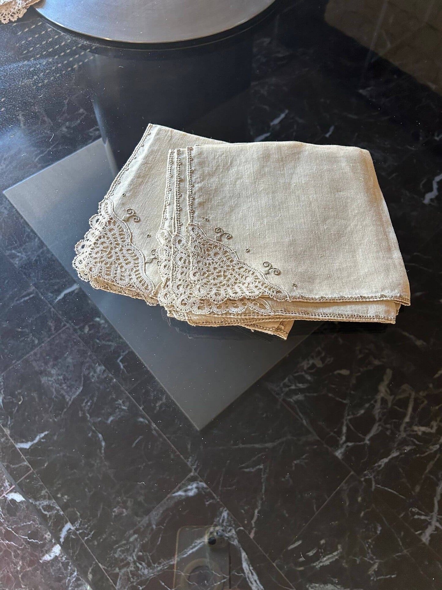 Set di tovaglioli in lino con pizzo, artigianato di Burano, perfetti per eventi speciali, anni '50, made in Italy.