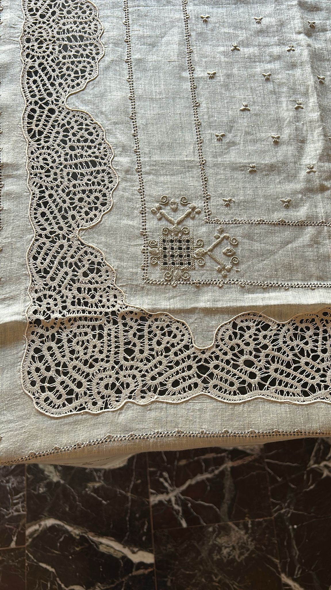 Antica tovaglia Burano in pizzo con dettagli artigianali per 12 posti, made in Italy anni '50.