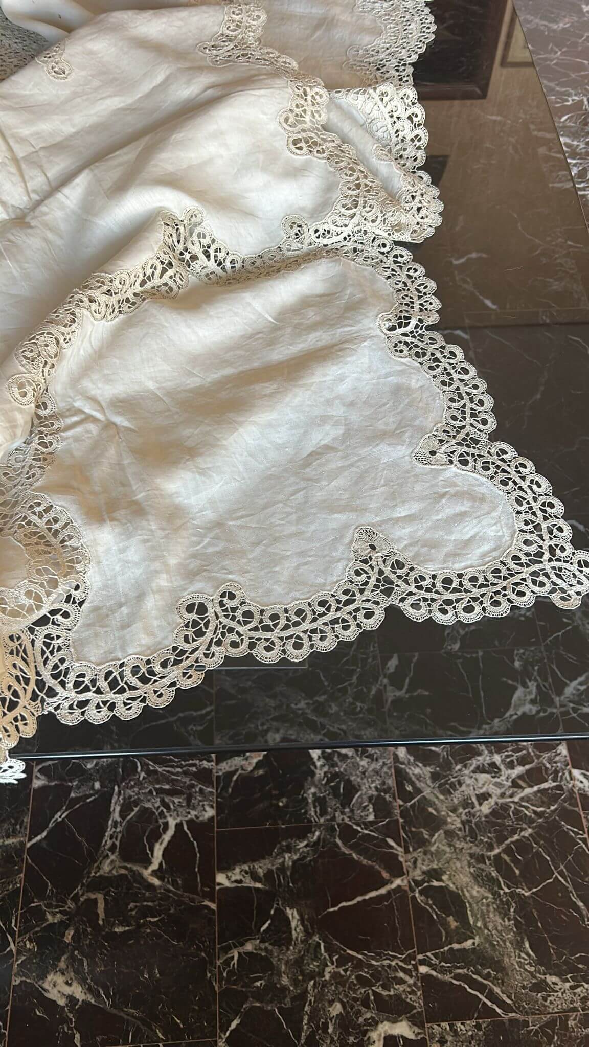 Copriletto di Burano in lino con pizzo, ricamo artigianale anni '50, pezzo unico made in Italy.