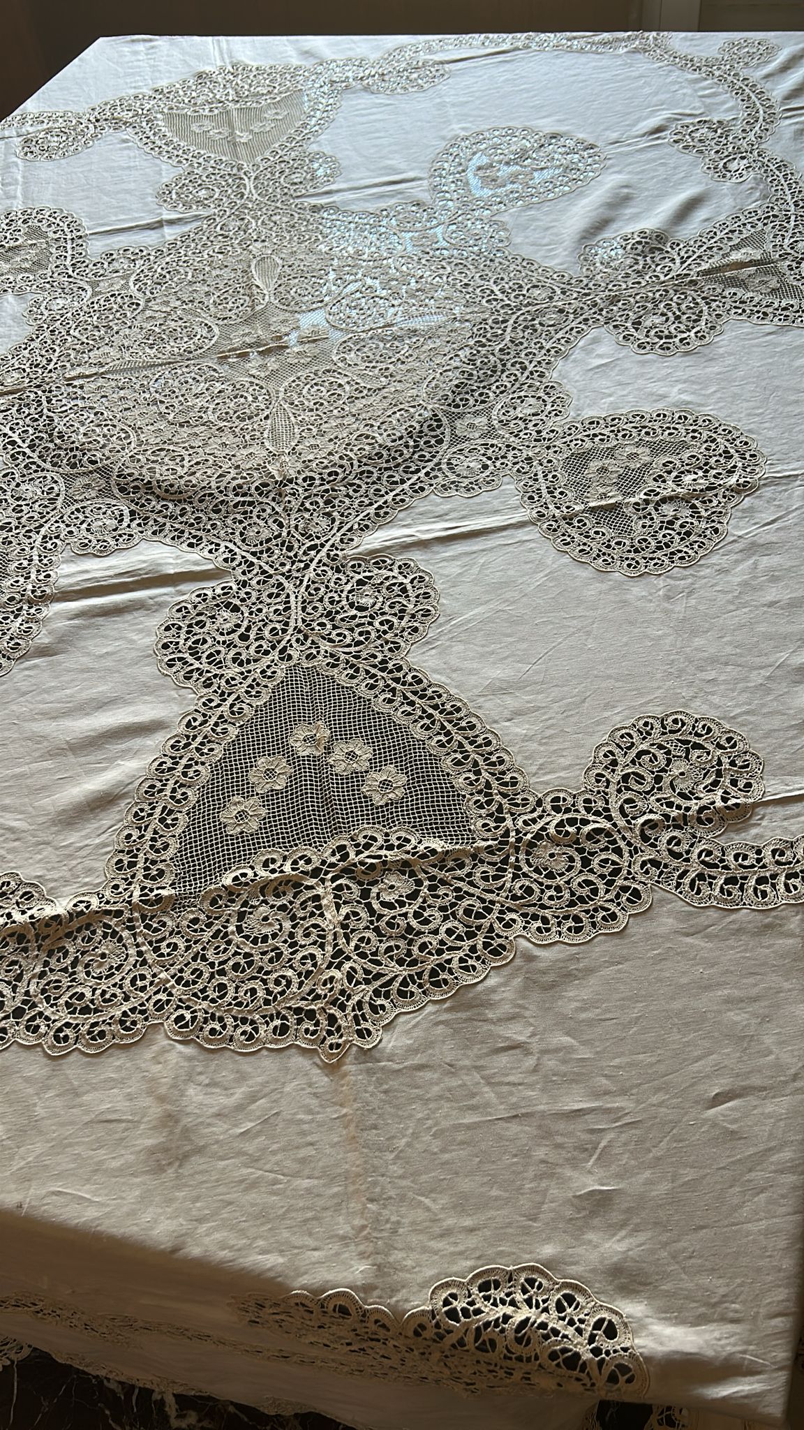 Copriletto di Burano in lino con pizzo, ricamo artigianale degli anni '50, originale made in Italy.