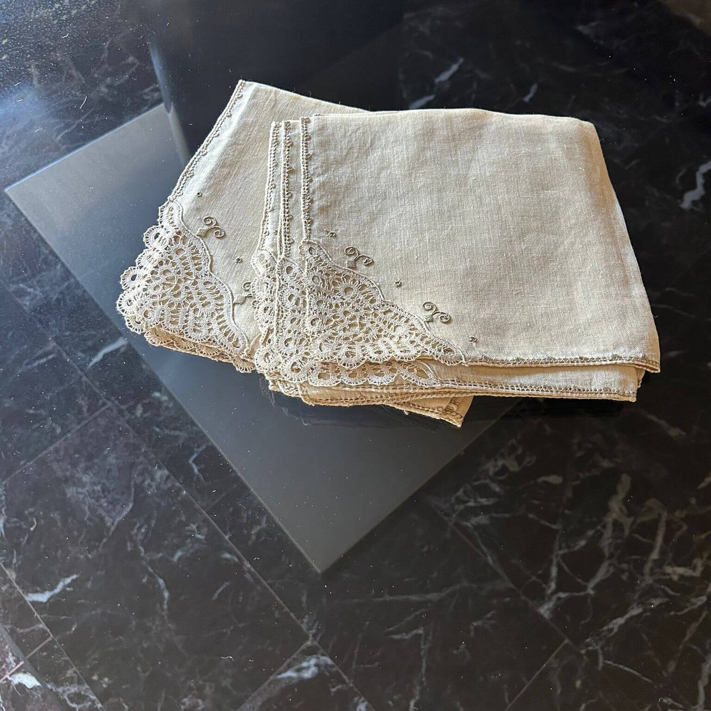 Set di tovaglioli in lino con pizzo, artigianato di Burano, perfetti per eventi speciali, anni '50, made in Italy.