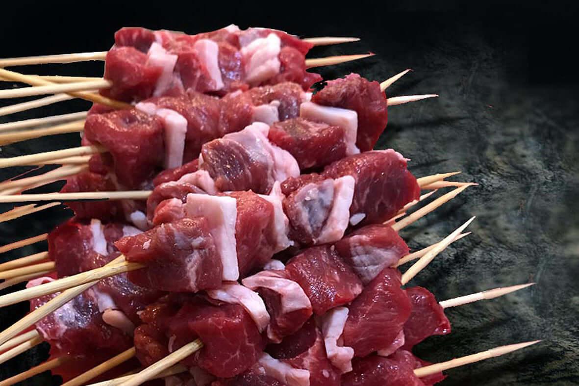 Arrosticini di pecora, traditional Abruzzese skewers made with lamb meat, ideal for grilling, 1.5 kg serving.