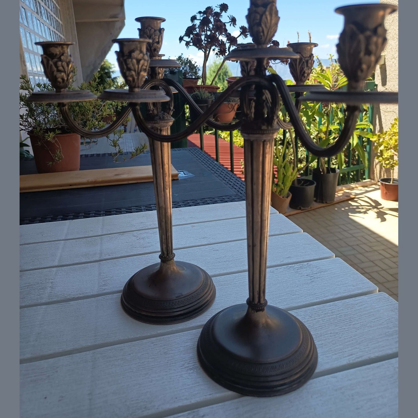 Coppia di candelabri in argento massiccio a 4 candele, perfetti per apparecchiare la tavola.