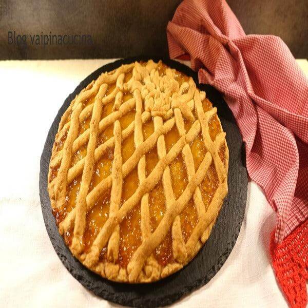 Crostata artigianale alla confettura di bergamotto di Calabria su un piatto nero.