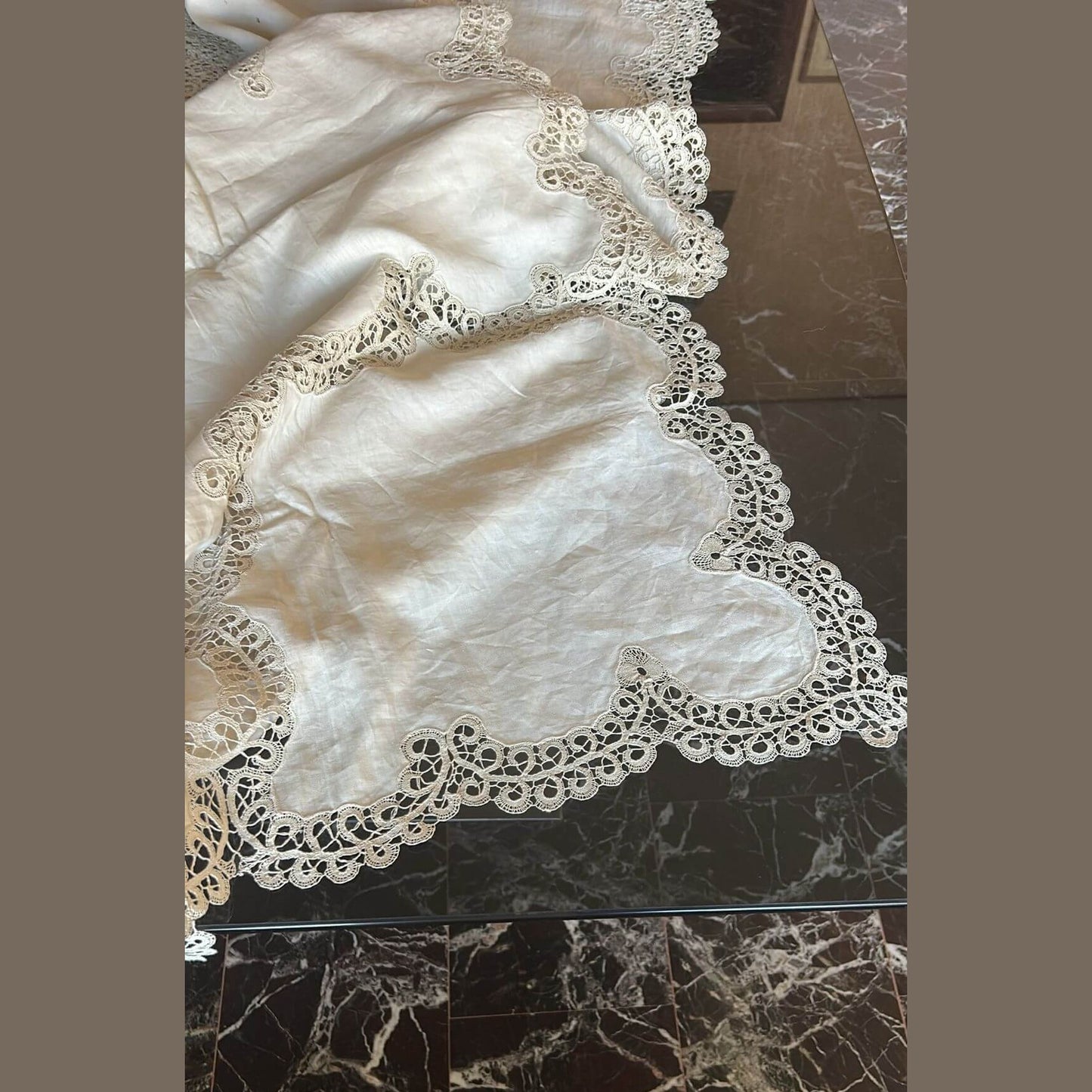 Copriletto di Burano in lino con pizzo, ricamo artigianale anni '50, pezzo unico made in Italy.