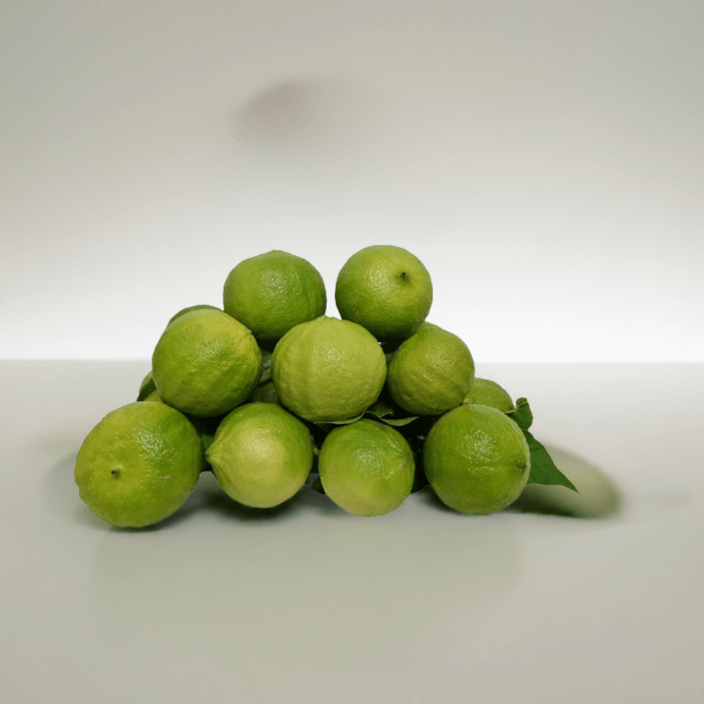 Bergamotto fresco l'originale di Reggio Calabria, 1 kg, pile di bergamotti freschi su sfondo bianco.