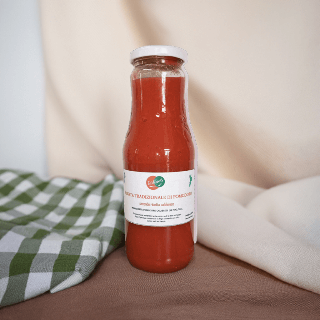 Passata di Pomodoro Artigianale 100% Calabrese 720 ml in glass bottle, traditional Calabrian tomato sauce.