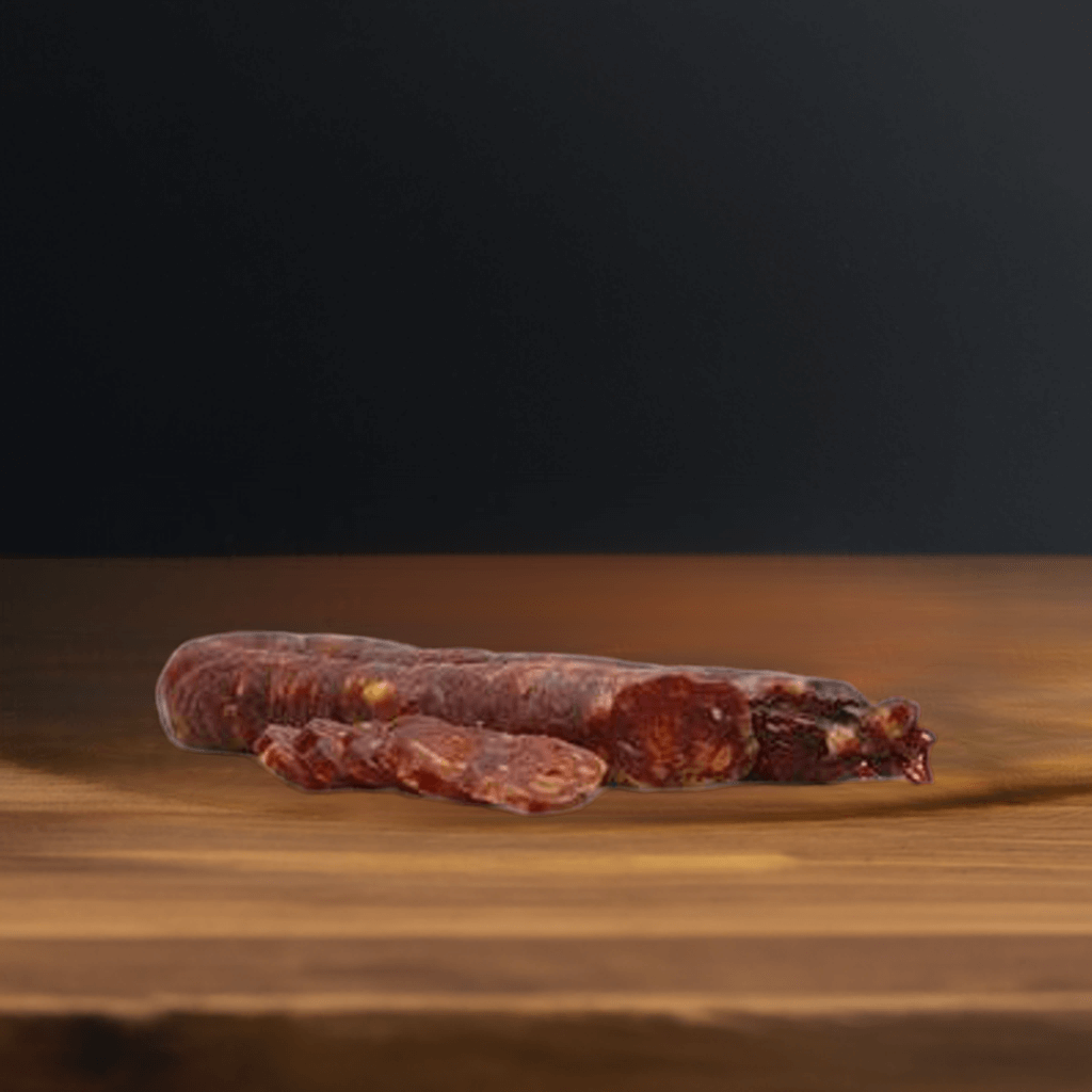 Salsiccia Grecanica Calabrese stagionata e affumicata naturalmente su un tagliere di legno.