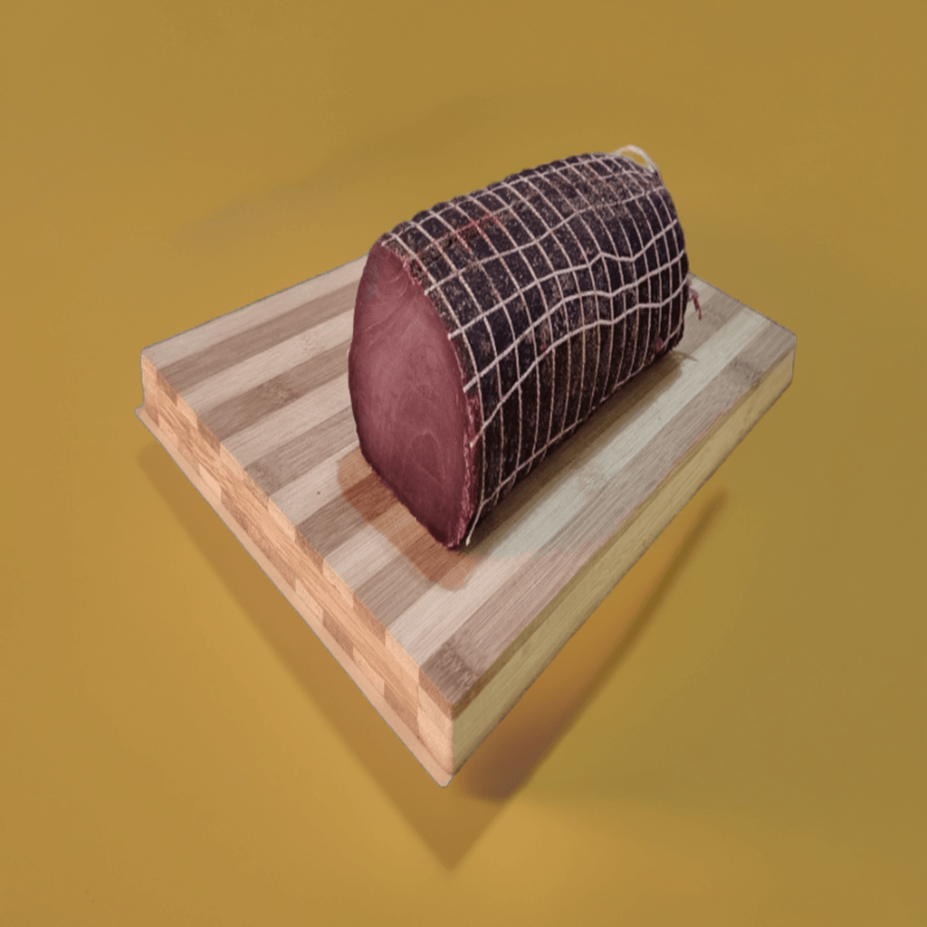 Bresaola di Tonno del Mediterraneo 500 gr. su un tagliere di legno, un salume raffinato a base di tonno essiccato.