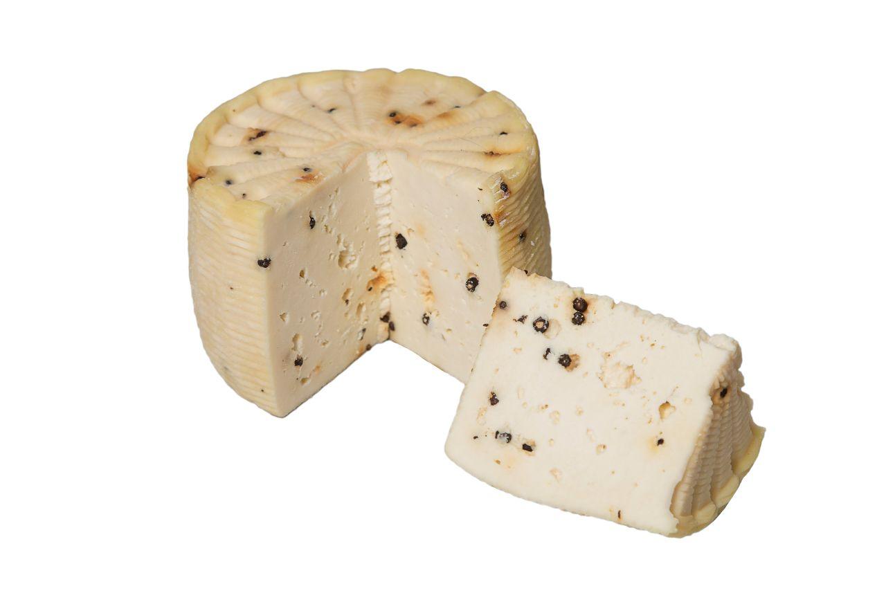 Pecorino siciliano al pepe nero, un formaggio cremoso con pepe, perfetto per accompagnare aperitivi.