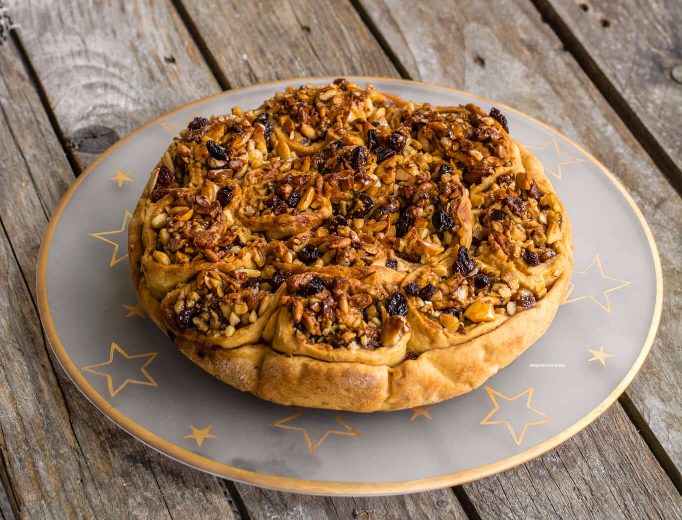 Pitta nchiusa - dolce Tipico Calabrese con frutta secca su piatto decorato con stelle