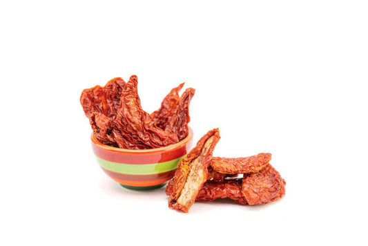 Pomodori Secchi Italiani in ciotola colorata, pronti per essere gustati con sapore dolce e intenso.