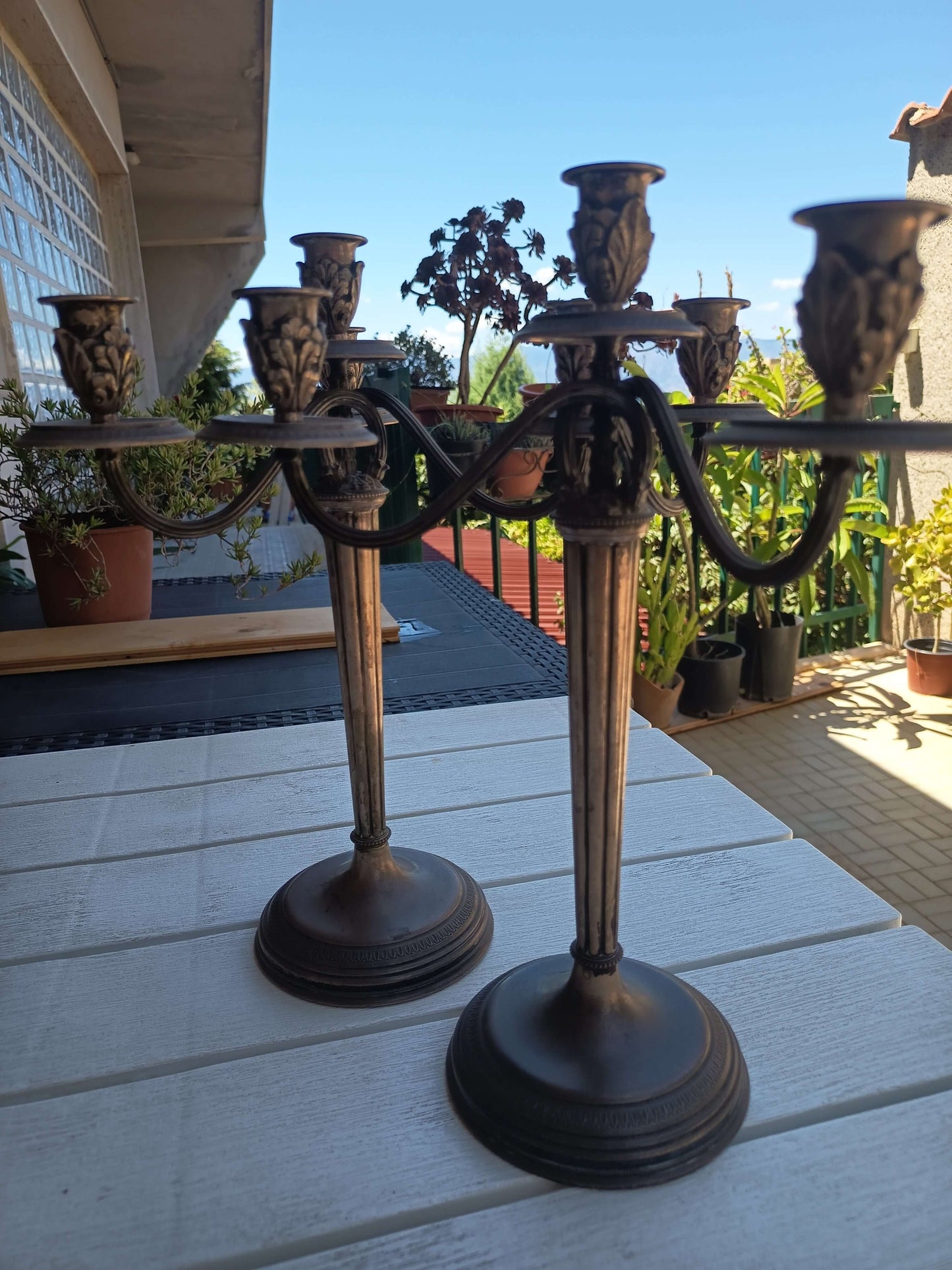 Coppia di candelabri in argento massiccio a 4 candele, perfetti per apparecchiare la tavola.