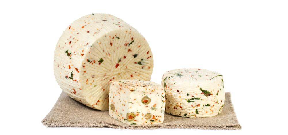 Primo Sale Ghiotto - Formaggio tipico Siciliano con rucola, peperoncino e olive verdi.