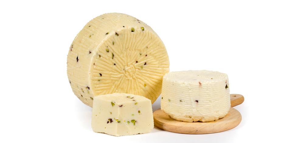 Primo sale con Pistacchio - formaggio siciliano a pasta morbida con pistacchi spezzettati.