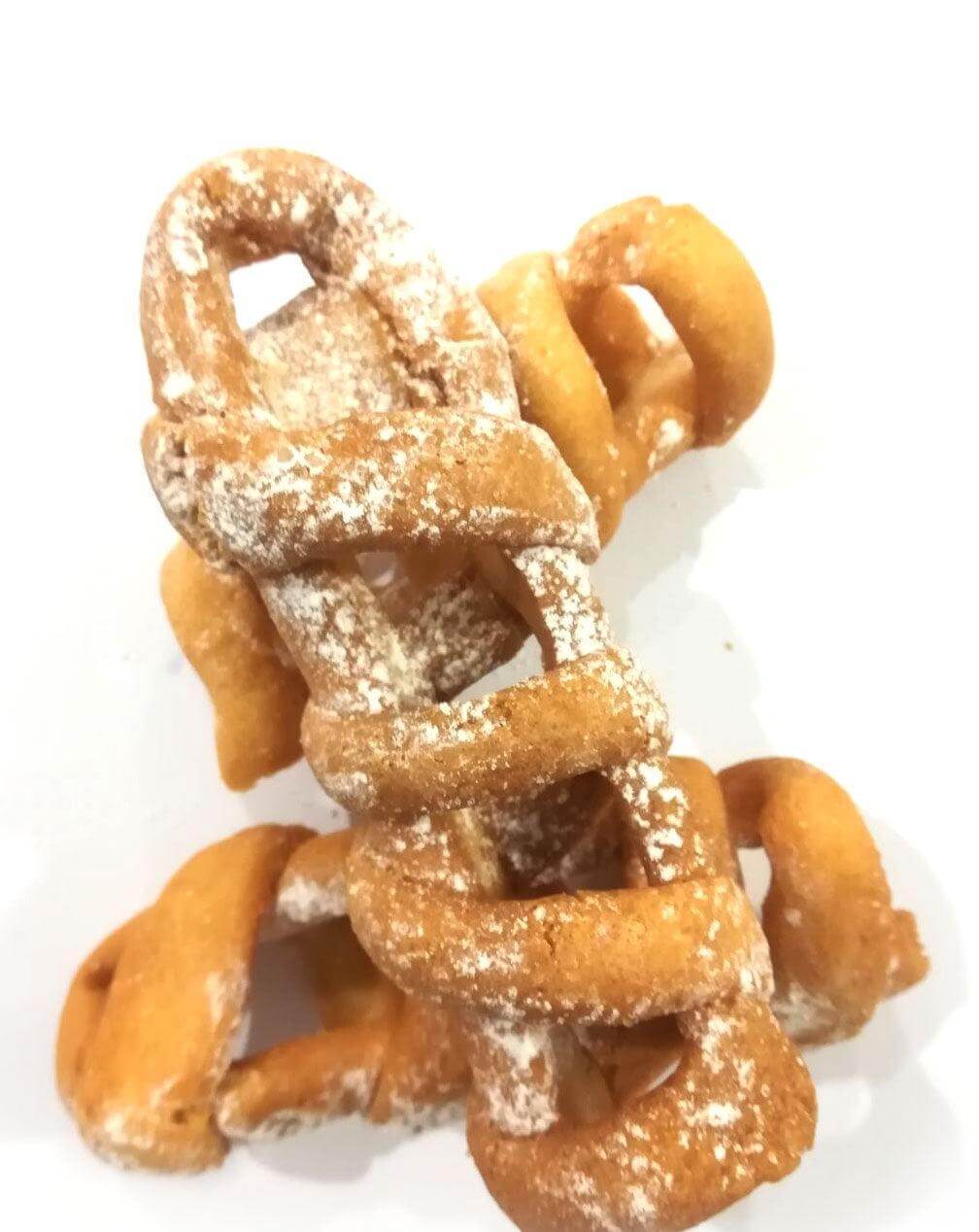 Dolcetti tipici calabresi - nacatole dolci a forma di spirale con zucchero a velo.