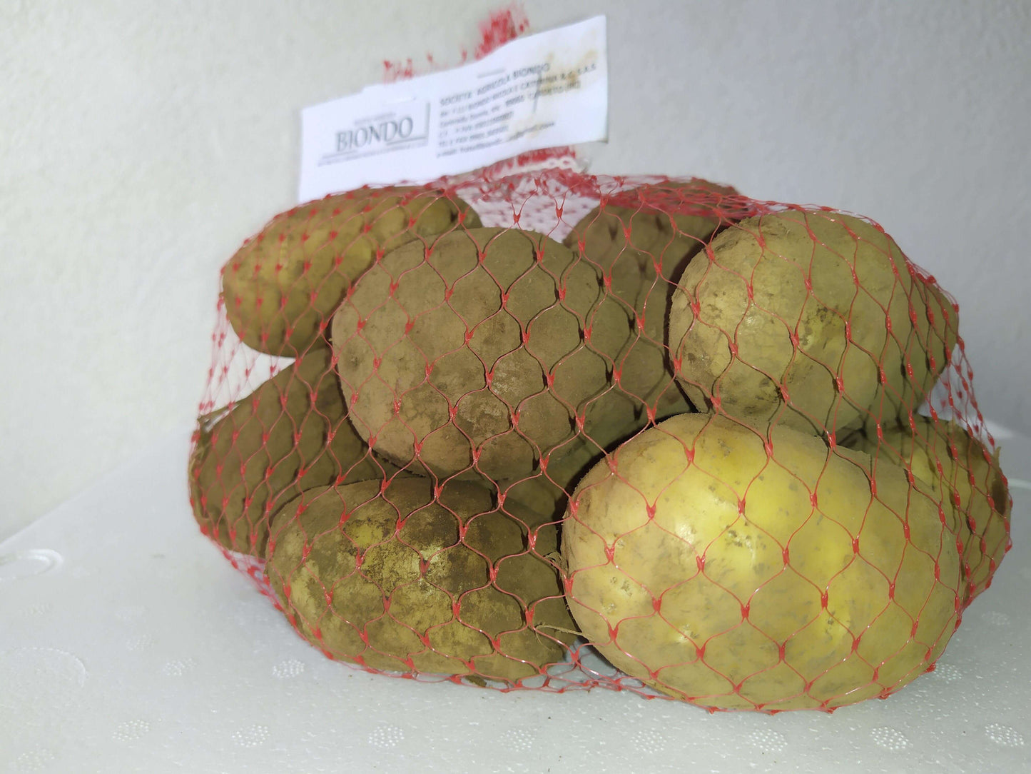 Rete di patate d'Aspromonte di pezzatura medio-grossa in sacchetto rosso.