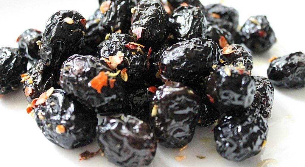 Olive nere medie informate ed aromatizzate in olio con peperoncino e aromi naturali.