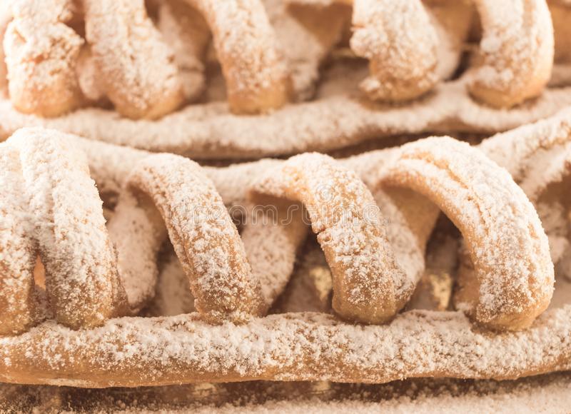 Dolcetti tipici calabresi - nacatole coperti di zucchero a velo, dolci tradizionali di Calabria.