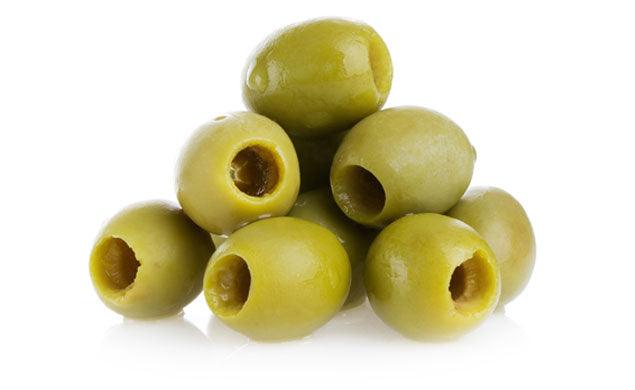 Olive verdi denocciolate al naturale, pile di olive verdi calabresi denocciolate pronte per essere riempite.