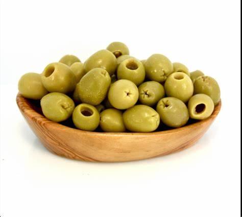 Olive verdi denocciolate al naturale senza condimenti in a wooden bowl, perfect for culinary use.