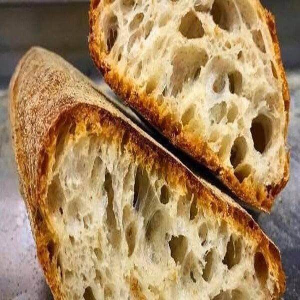 Pane casereccio calabrese con crosta dorata, tipico della tradizione e cotto in forno a legna.