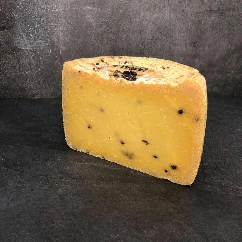 Piacentinu Ennese Dop, formaggio pecorino a pasta dura con crosta gialla e inclusioni di zafferano.