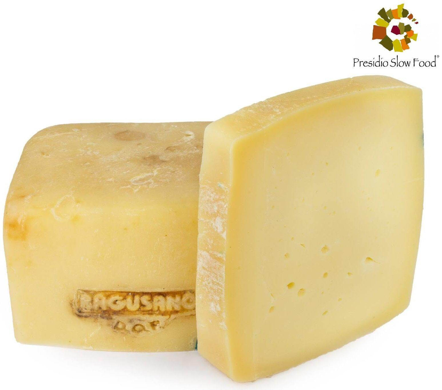Caciocavallo Ragusano DOP semistagionato in trancio, un formaggio tradizionale italiano.