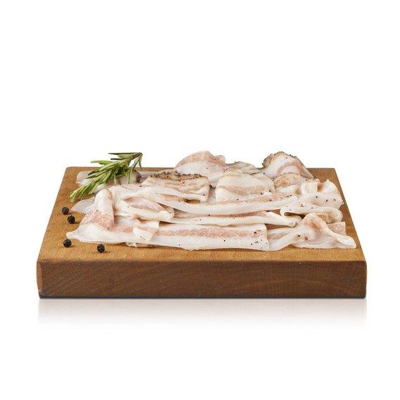Guanciale Artigianale Pepato su un tagliere di legno con rosmarino e pepe, prodotto in Calabria.