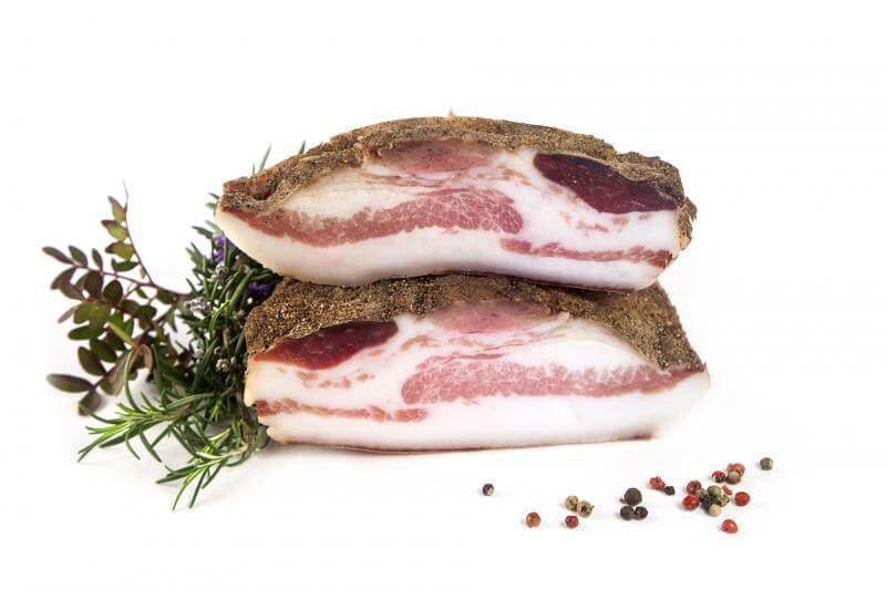 Guanciale Artigianale Pepato, prodotto tipico calabrese, con spezie e aromi del territorio.