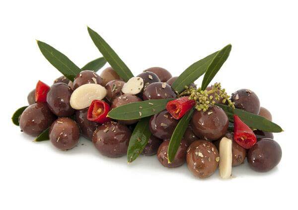 Olive Nere Monacali condite artigianalmente con peperoncino, aglio e prezzemolo su sfondo bianco.