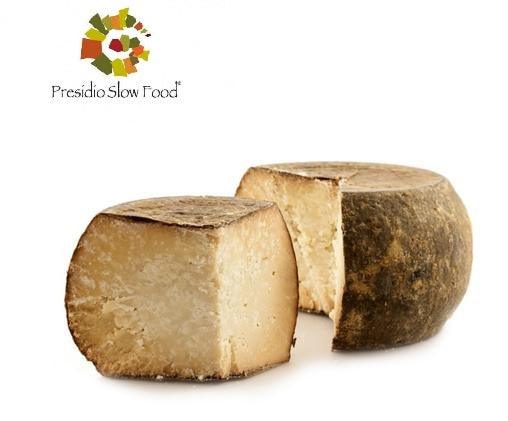 Pecorino Fiore Sardo stagionato da scagliare, formaggio artigianale italiano dal sapore unico.