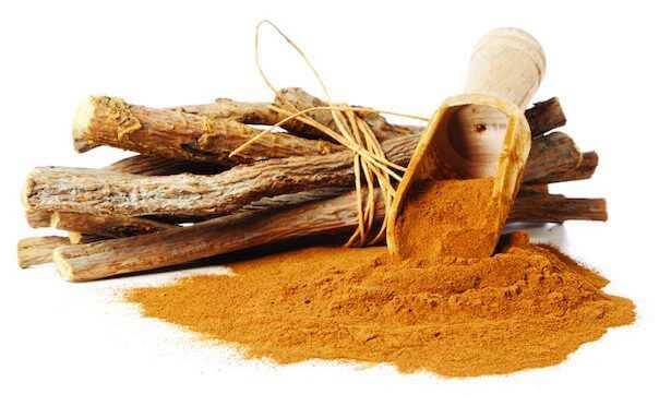 Polvere Biologica di Liquirizia DOP Calabrese e radici di liquirizia, ideale per dolci e liquori.
