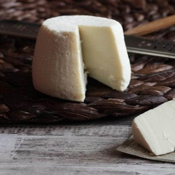 Ricotta Stagionata Salata formaggio di pecora con un taglio, ottimo per piatti e da grattugiare.
