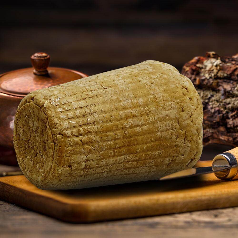 Ricotta Sarda Stagionata e Affumicata in fascelle di legno su un tagliere di legno