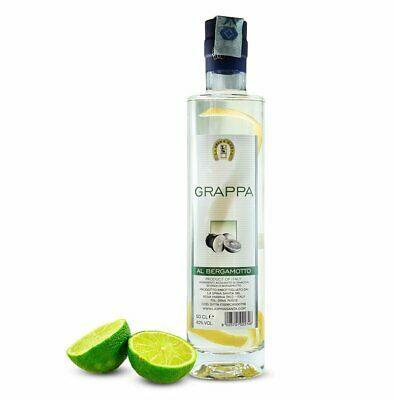 Grappa al Bergamotto in bottiglia da 0,50 cl con lime fresco a lato.