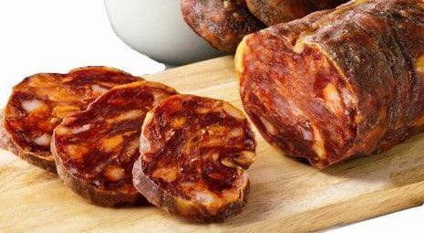 Salsiccia Grecanica Calabrese stagionata ed affumicata naturalmente su un tagliere di legno.