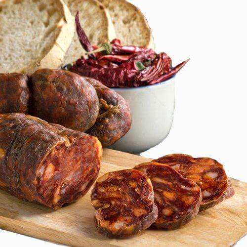 Salsiccia Grecanica Calabrese stagionata ed affumicata naturalmente, servita con pane e peperoncini.