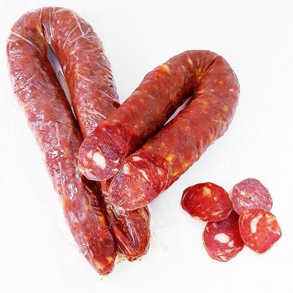 Salsiccia Curva Calabrese in forma di cuore con fette affettate, autentico salame calabrese piccante.