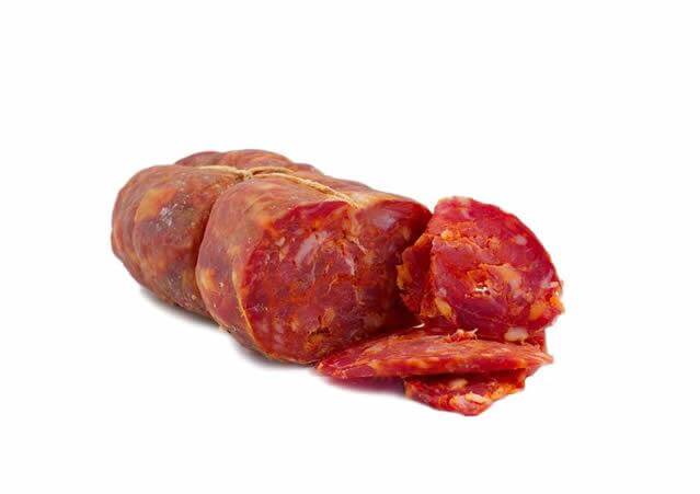 Soppressata Calabrese dolce e piccante, affettata e pronta per servire, con carne di maiali italiani e spezie.