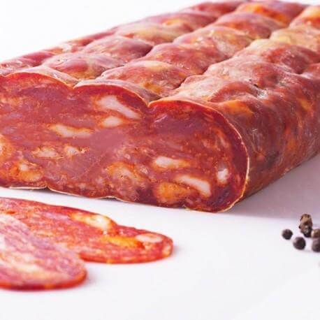 Spianata Piccante Calabrese, un salume unico al mondo, perfetto per panini e pizze.