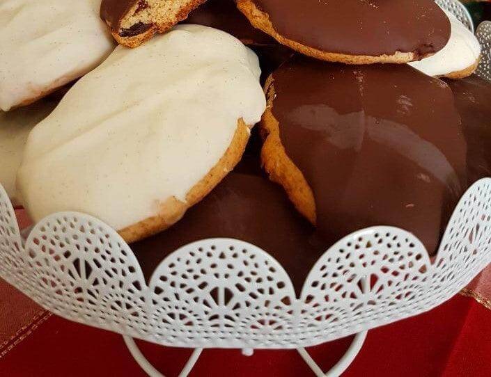 Susumelle calabresi dolcetti secchi tipici della calabria con glassa al cacao e limone.