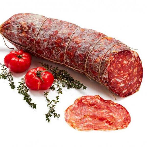 Ventricina Piccante Calabrese, salume calabrese con pomodori freschi e aromatiche, in una presentazione invitante.
