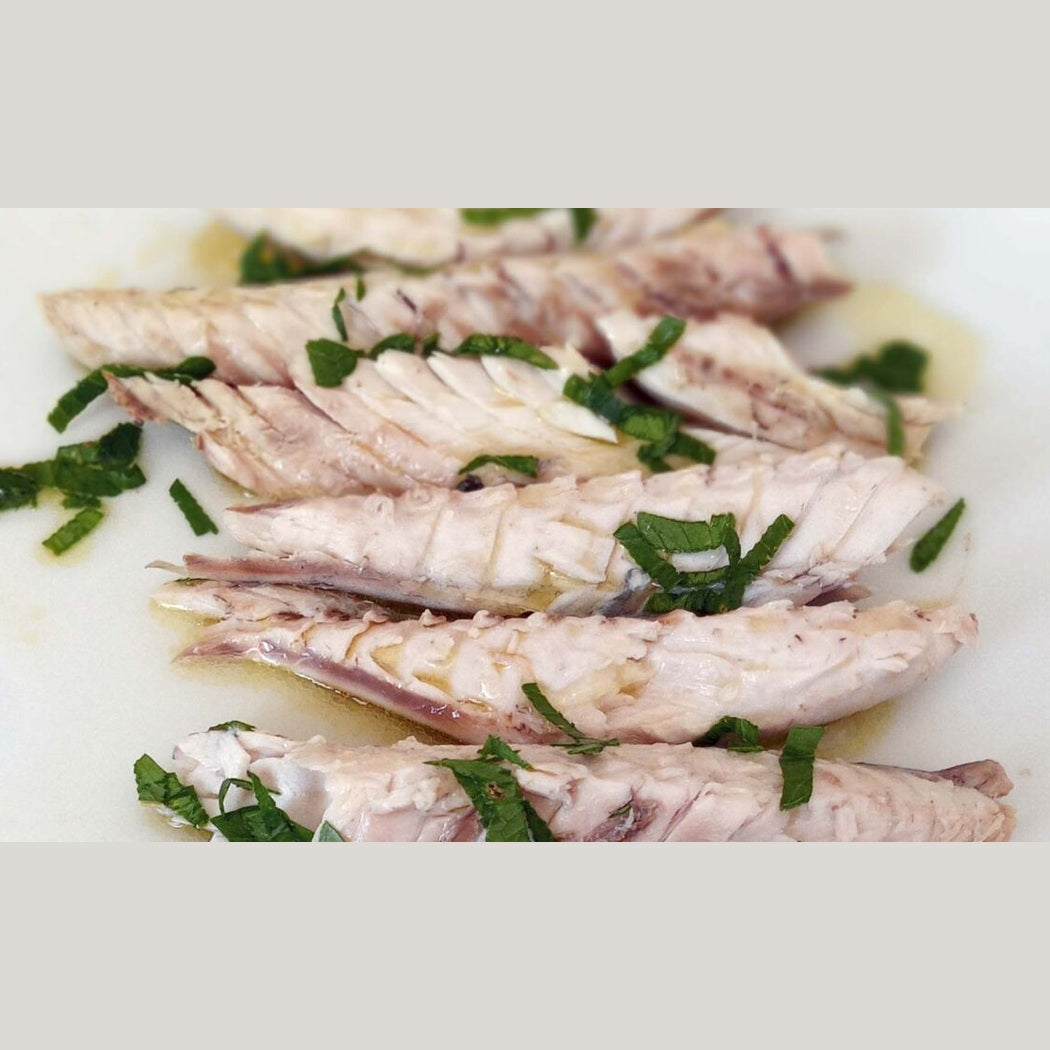 Filetti Sgombro al bergamotto in olio di oliva con erbe fresche, ricca fonte di omega 3, piatto salutare.