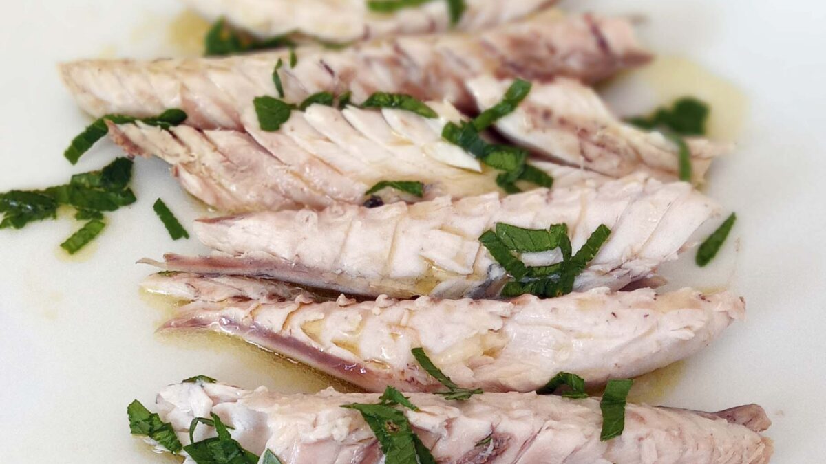 Filetti Sgombro al bergamotto in olio di oliva con erbe fresche, ricca fonte di omega 3, piatto salutare.